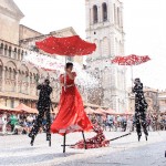 Trampolieri in sfilata di strada